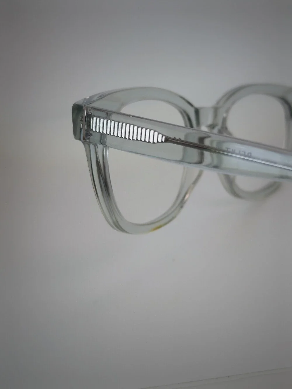 RFLKT sleek transparent